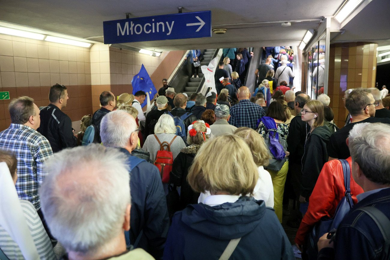 Tak wyglądały stacje metrwa w Warszawie.