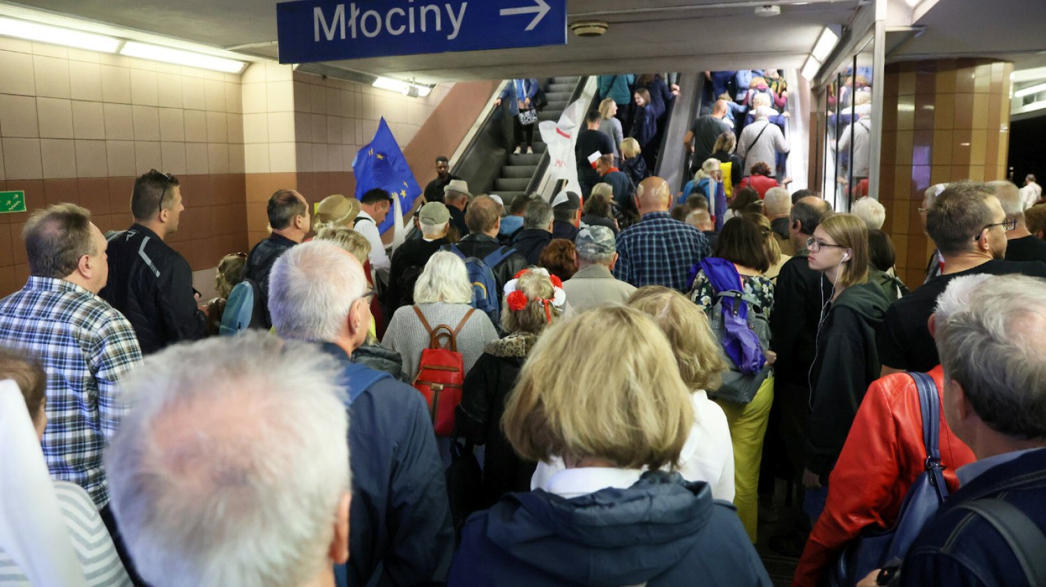 Tak wyglądały stacje metrwa w Warszawie.
