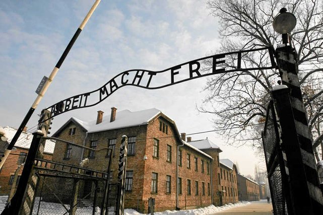 Francuski nauczyciel zatrzymany w Balicach za próbę przeniesienia przedmiotów znalezionych podczas wycieczki w Auschwitz.