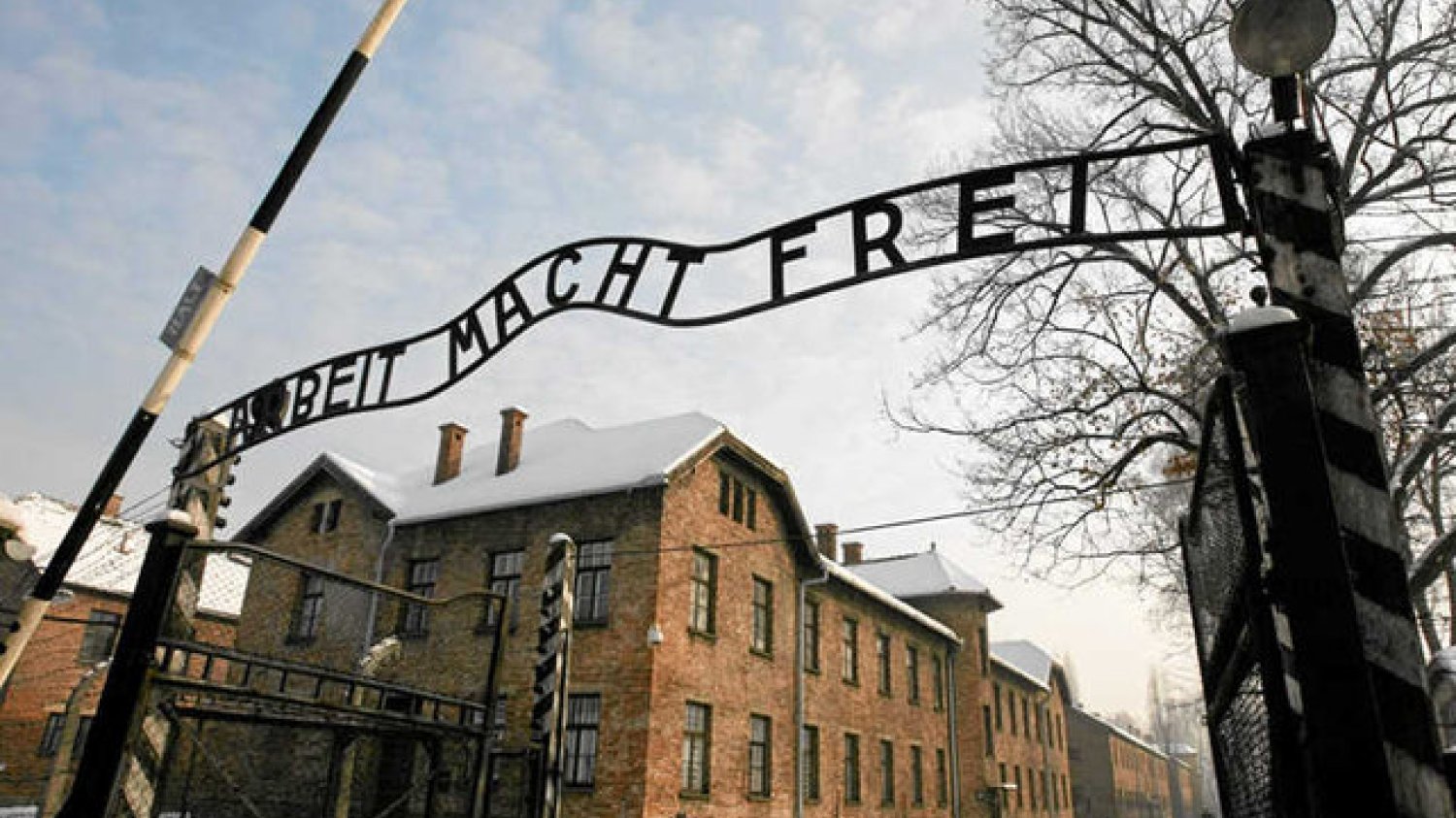 Francuski nauczyciel zatrzymany w Balicach za próbę przeniesienia przedmiotów znalezionych podczas wycieczki w Auschwitz.