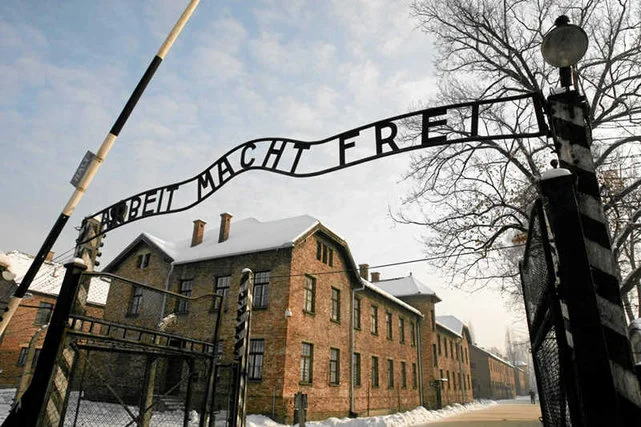 Francuski nauczyciel zatrzymany w Balicach za próbę przeniesienia przedmiotów znalezionych podczas wycieczki w Auschwitz.