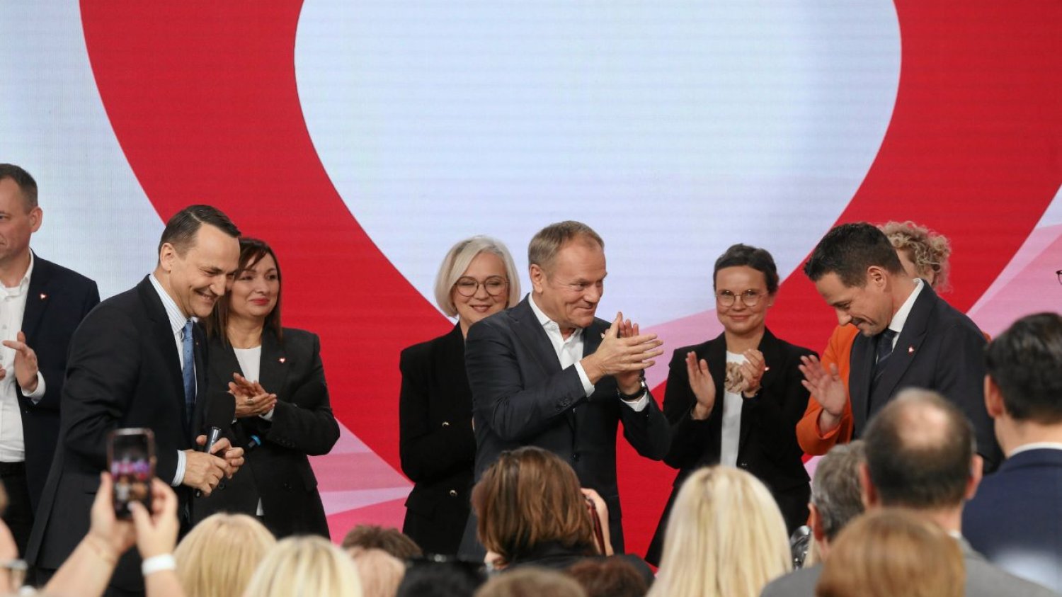 Polacy wskazali, kto powinien być premierem. To on ma zdecydowaną przewagę. To on powinien być premierem. Polacy wskazali lidera w nowym sondażu.