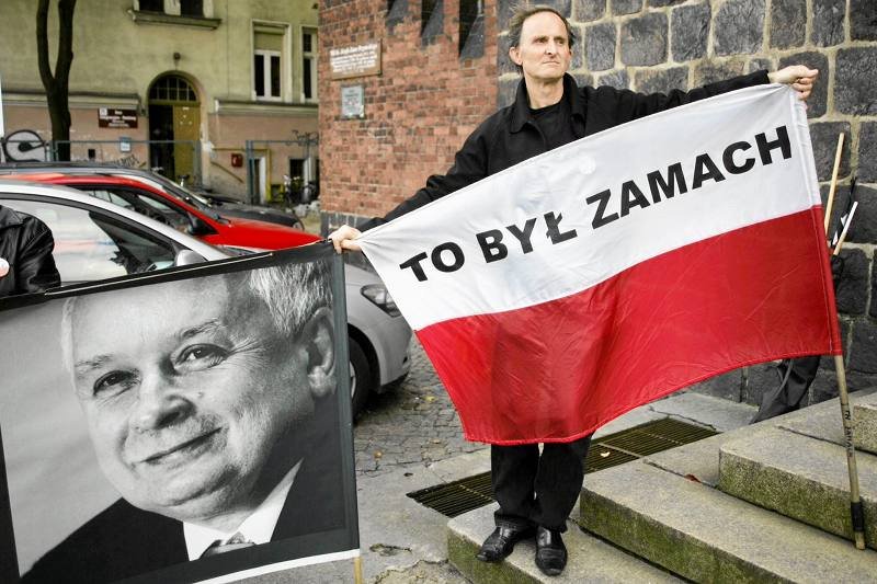 Ponad 25 proc. Polaków wierzy w zamach w Smoleńsku