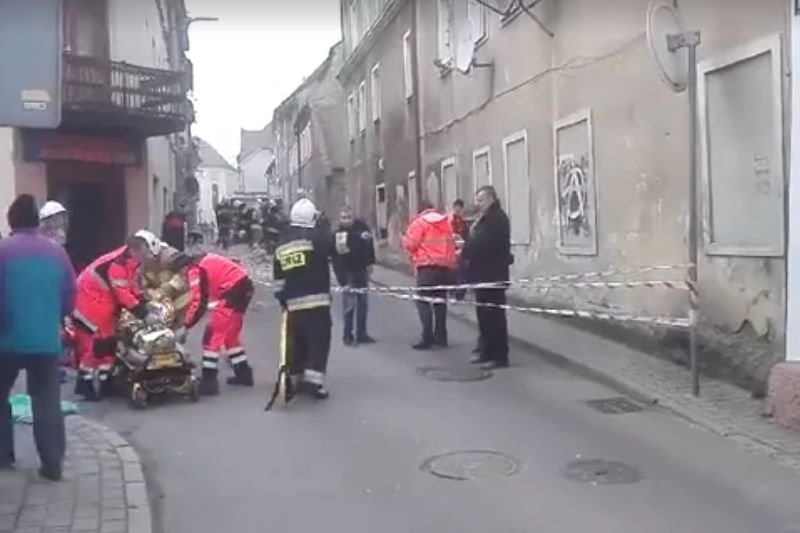 Runęła prawie cała ściana frontowa kamienicy w Mirsku. Rannych zostało dziewięć osób. Był to prawdopodobnie wybuch gazu.