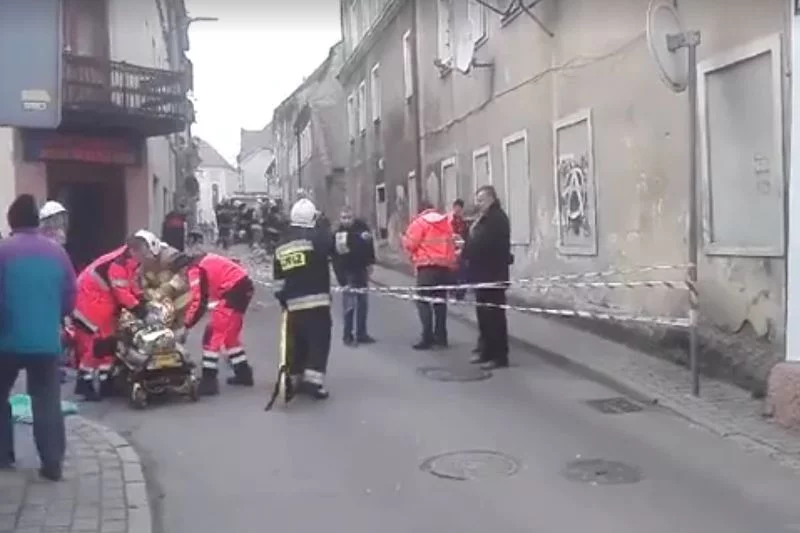 Runęła prawie cała ściana frontowa kamienicy w Mirsku. Rannych zostało dziewięć osób. Był to prawdopodobnie wybuch gazu.