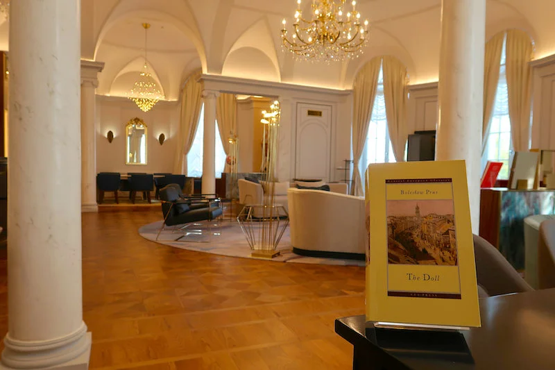 Największy w hotelu Apartament Prezydencki, mający powierzchnię 300 m2. Możliwość przeczytania angielskiej wersji "Lalki" - w cenie