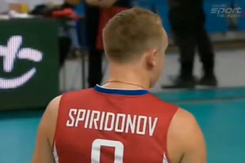 Rosyjski siatkarz, który "strzelał" do kibiców, opluł Polaka. Aleksiej Spiridonow nie opanował emocji