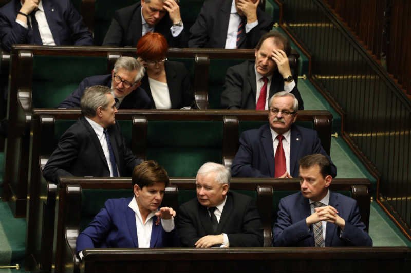 PiS otwiera tak wiele frontów walki, że może tych wojen nie wygrać.