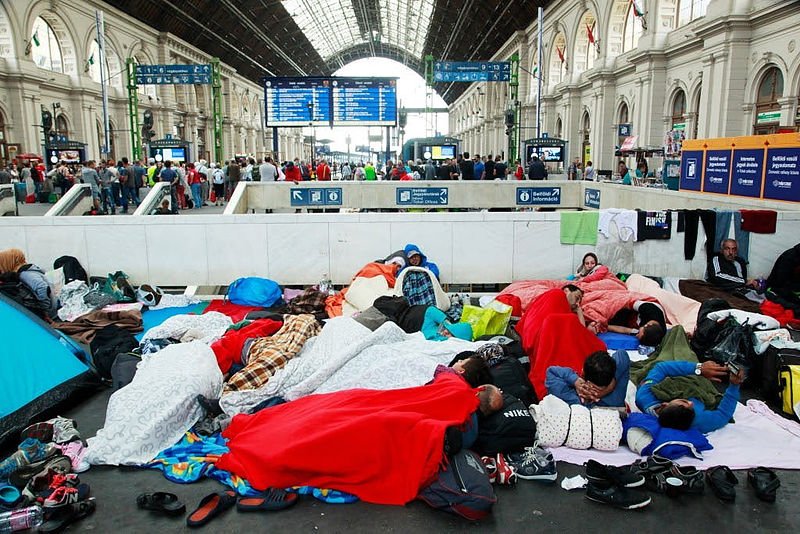 Migranci na dworcu w Budapeszcie.