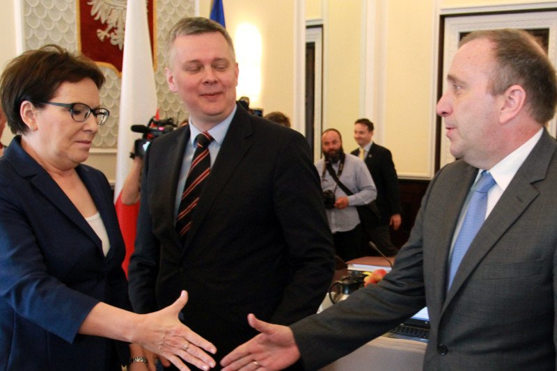 Politycy PO popierają decyzje premier Kopacz w sprawie afery taśmowej.