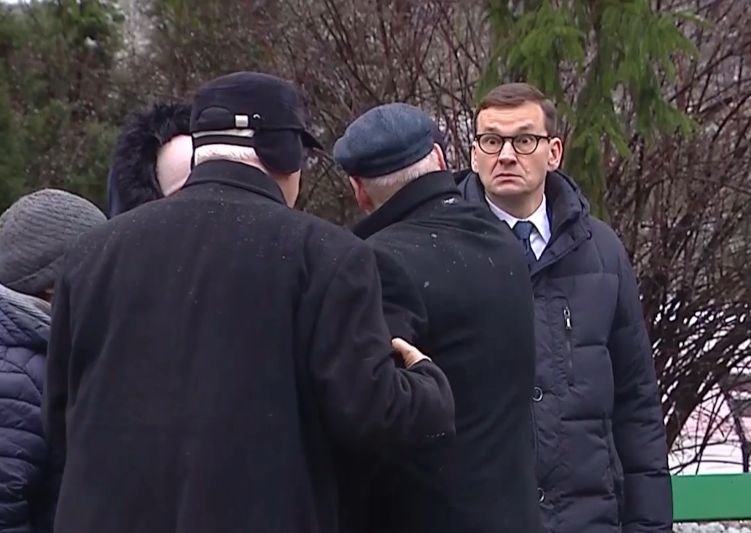 Niecodzienna reakcja premiera Morawieckiego w stronę Antoniego Macierewicza podczas obchodów trzeciej rocznicy śmierci Jana Olszewskiego