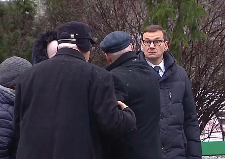 Niecodzienna reakcja premiera Morawieckiego w stronę Antoniego Macierewicza podczas obchodów trzeciej rocznicy śmierci Jana Olszewskiego