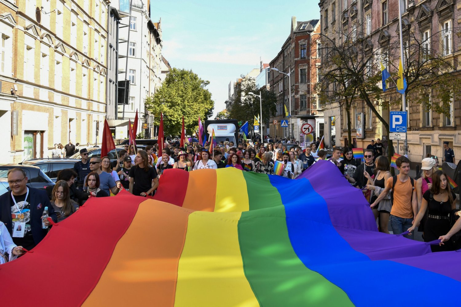 KE wypłaci Polsce pieniądze za wycofanie się ze stref wolnych od LGBT.