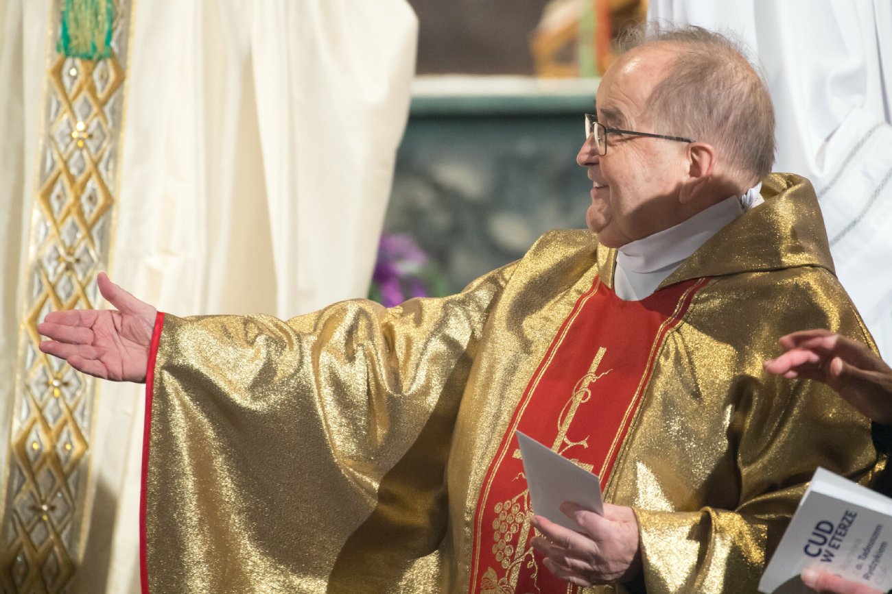 Emerytura ojca Rydzyka. Wiemy, co robi z pieniędzmi z ZUS
