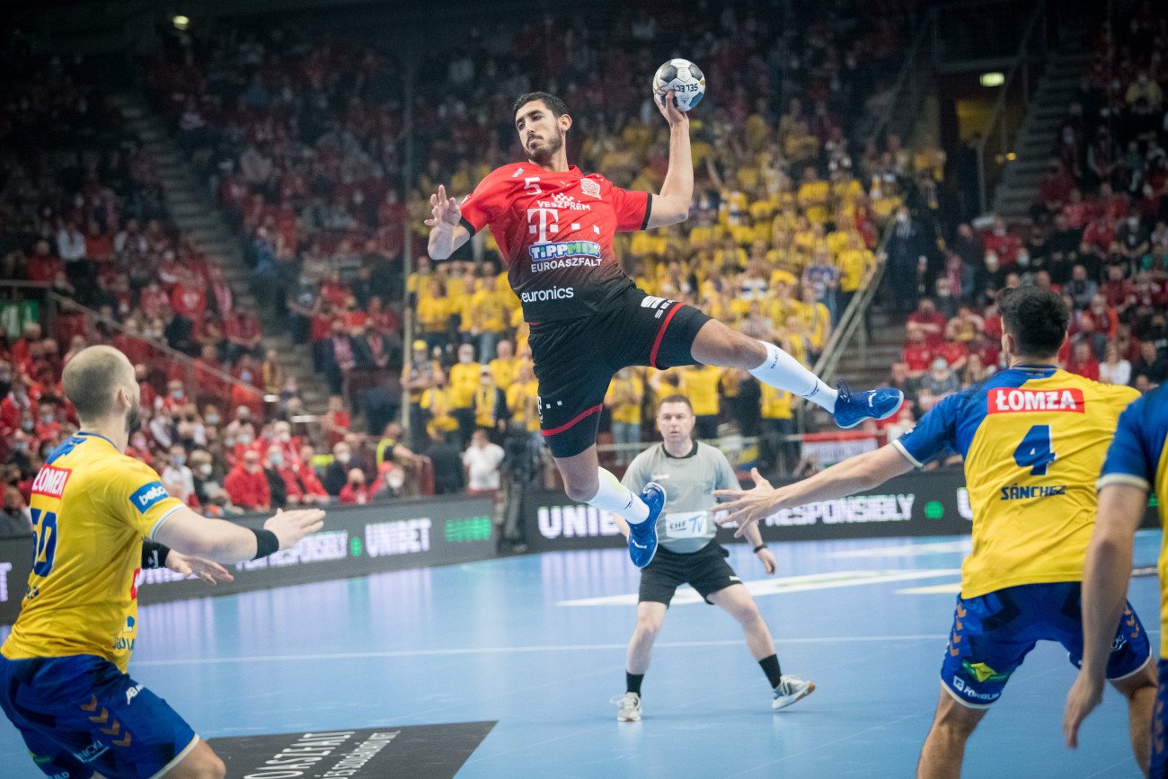 Telekom Veszprem okazał się lepszy o Łomży Vive Kielce 35:33 w czwartkowym meczu 13 kolejki Ligi Mistrzów.