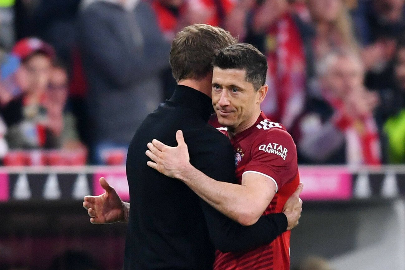 Julian Nagelsmann ściskający Roberta Lewandowskiego. Obrazek dosyć częsty, ale czy na pewno szczery?