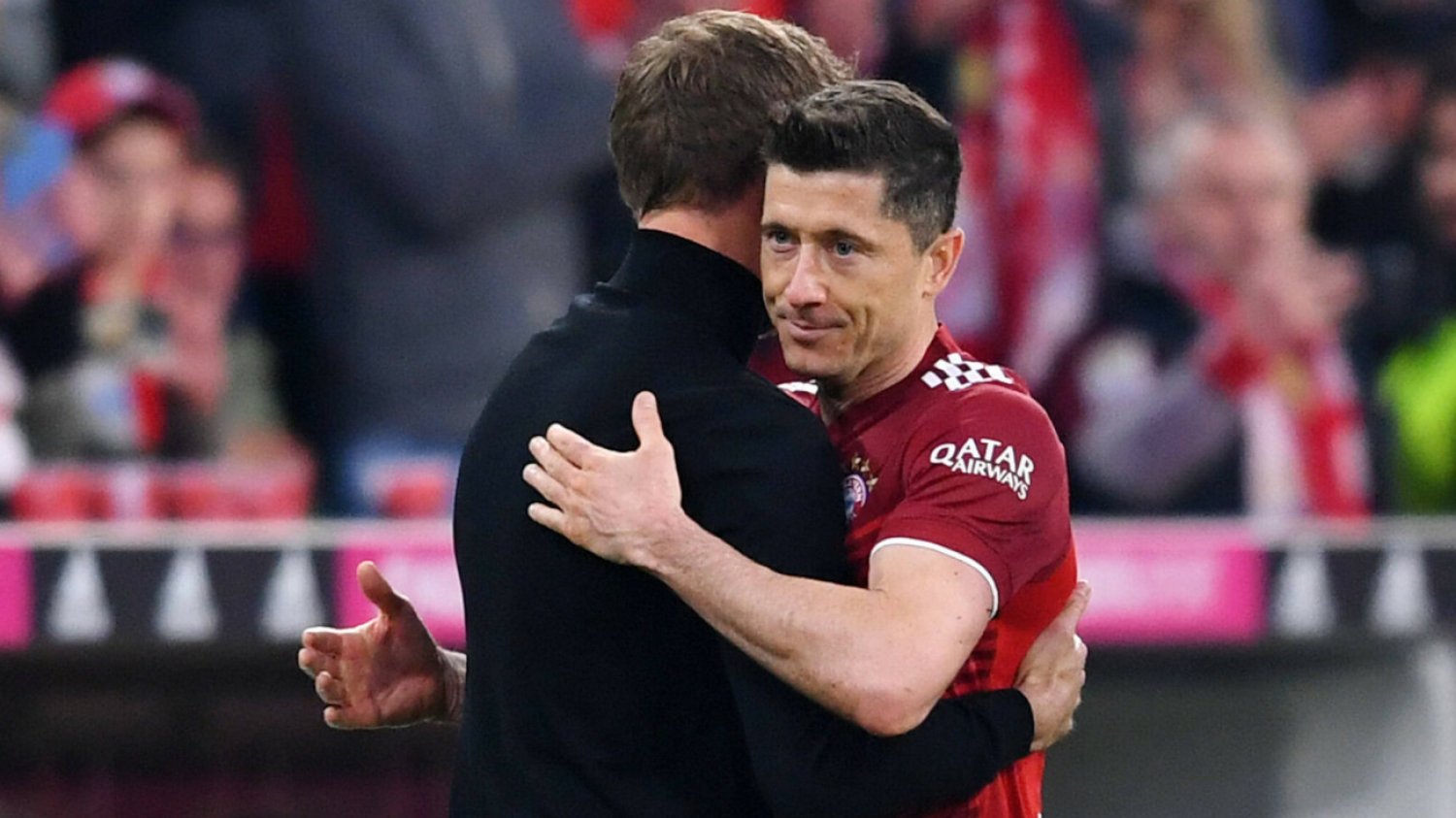 Julian Nagelsmann ściskający Roberta Lewandowskiego. Obrazek dosyć częsty, ale czy na pewno szczery?