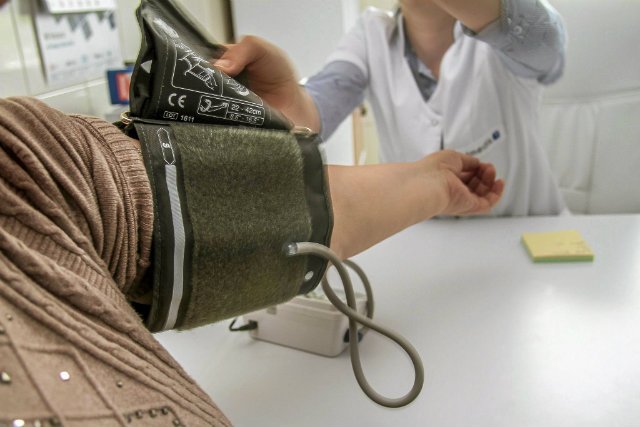 Lekarz odesłał do domu mężczyznę, który leczył się na nadciśnienie i uskarżał się na silny ból w klatce piersiowej.