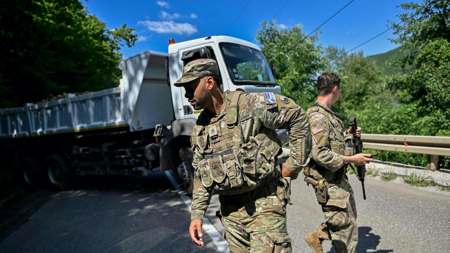 Żołnierze NATO stacjonujący w Kosowie obok blokady drogowej Serbów w mieście Zubin Potok (01.08.2022). Żołnierze NATO stacjonujący w Kosowie obok blokady drogowej Serbów w mieście Zubin Potok (01.08.2022).