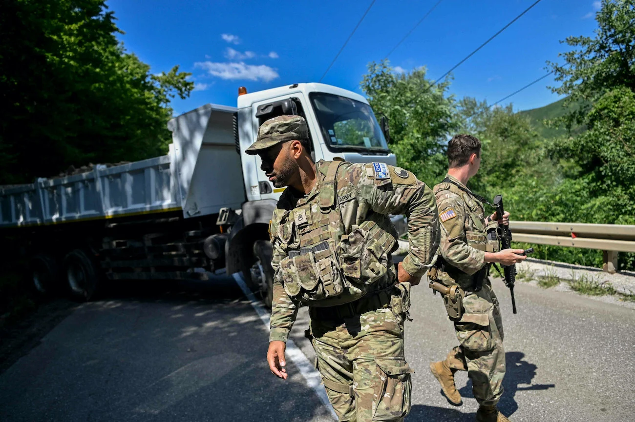 Żołnierze NATO stacjonujący w Kosowie obok blokady drogowej Serbów w mieście Zubin Potok (01.08.2022).