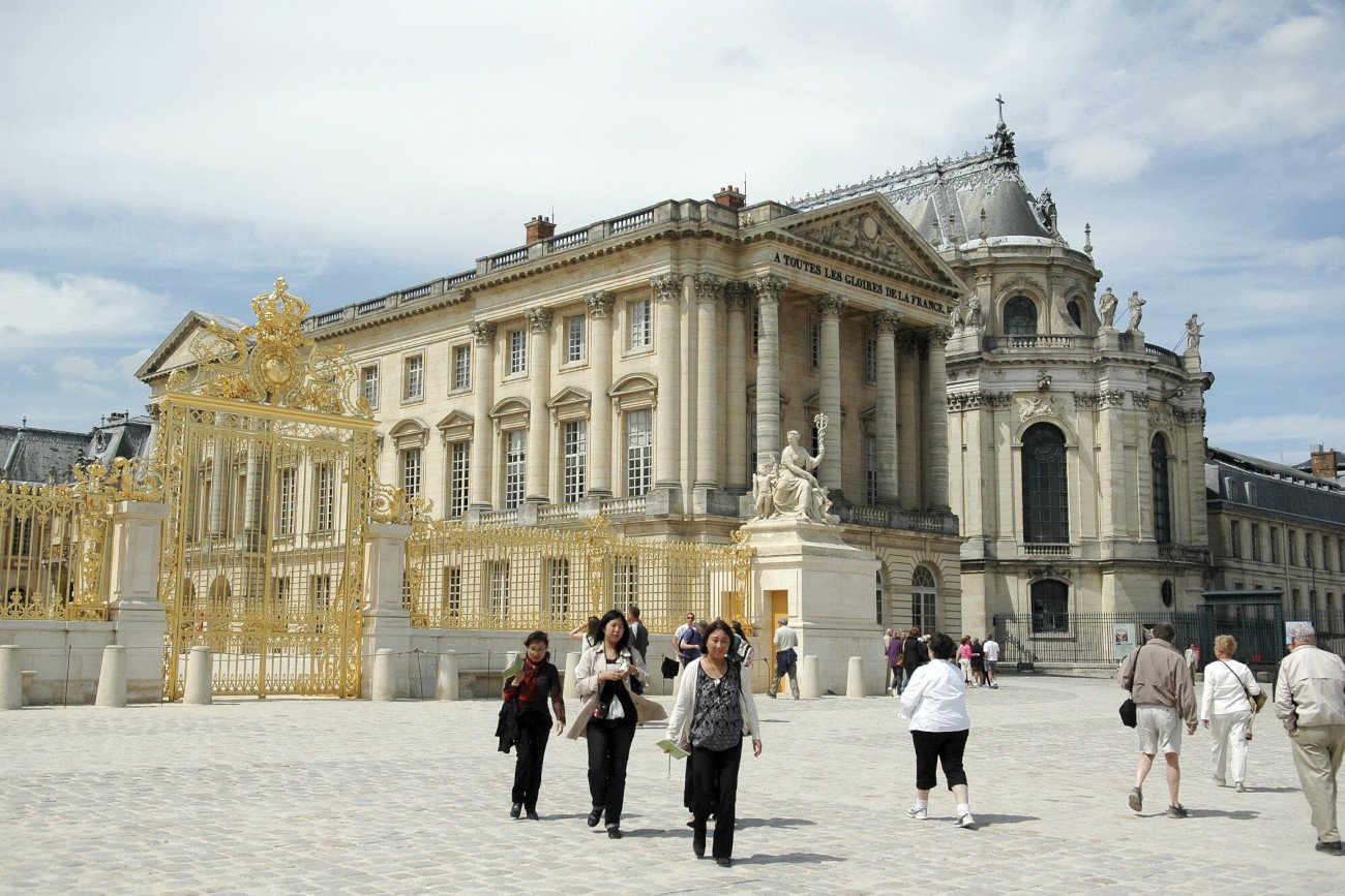 Francja. Pałac Wersalski w Paryżu z powodu alarmu bombowego