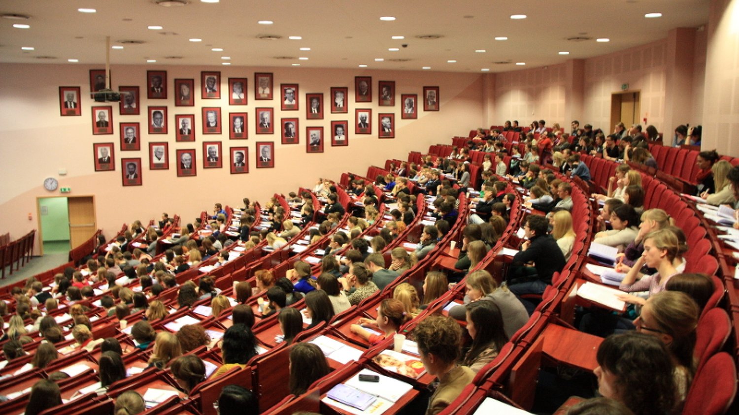 Polscy studenci stawiają przede wszystkim na rozwój. Mniej na pieniądze.