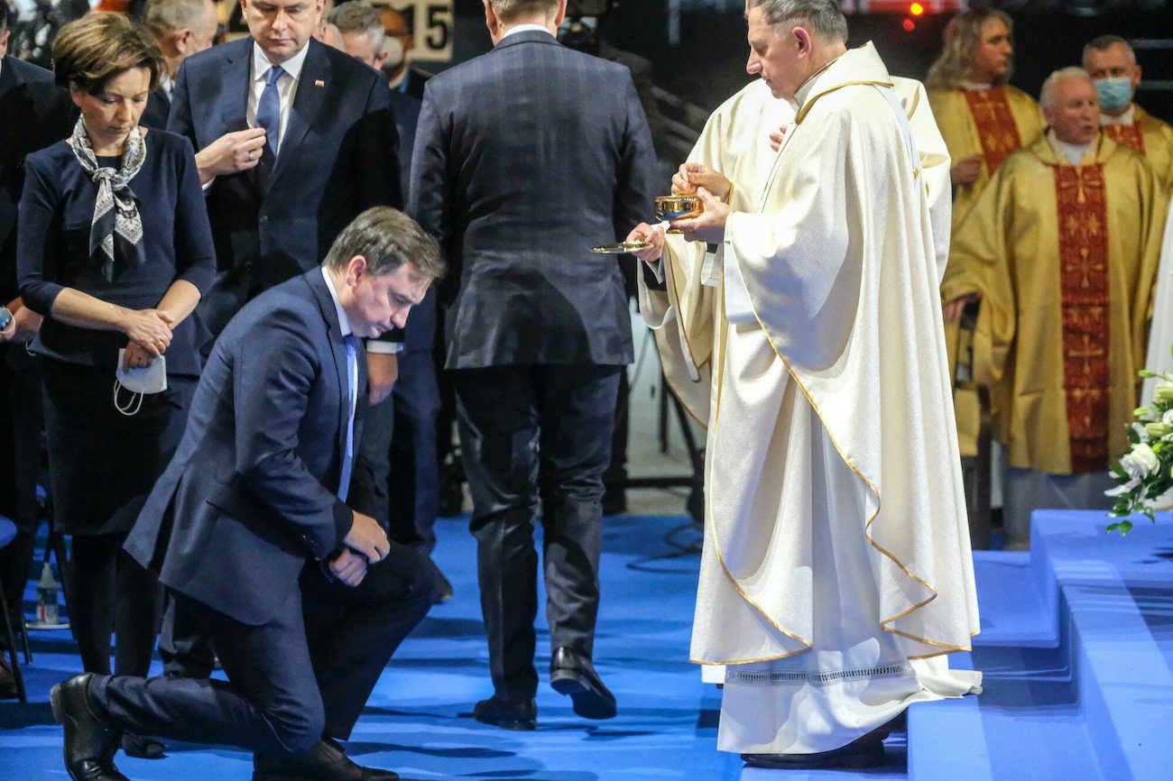 Prokurator generalny i minister sprawiedliwości Zbigniew Ziobro podczas obrzędów rzymskokatolickich w ramach 30. urodzin Radia Maryja.