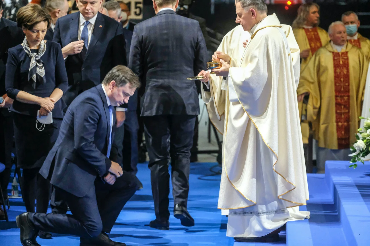 Prokurator generalny i minister sprawiedliwości Zbigniew Ziobro podczas obrzędów rzymskokatolickich w ramach 30. urodzin Radia Maryja.