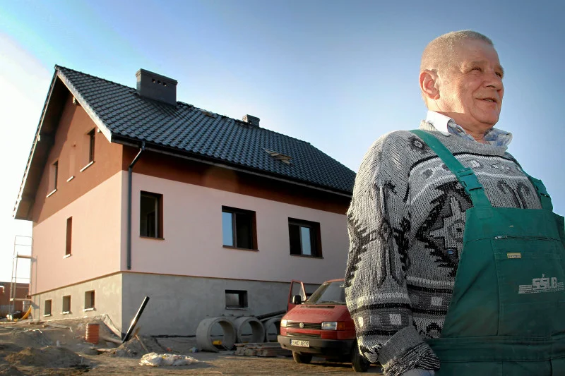 Pierwszy ukończony dom w Nieboczowach i jego właściciel - Władysław Dulim.