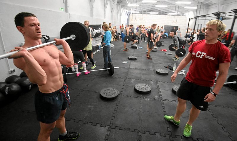 Crossfit nie zna litości. Trzeba dźwigać, skakać, biegać...
