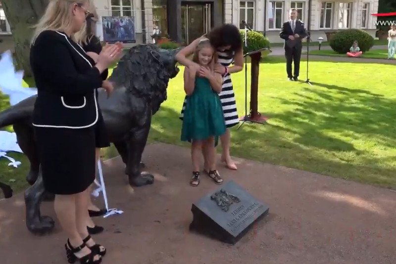 Lew i tablica informacyjna poświęcone Pawłowi Adamowiczowi stanęły w jednym z gdańskich parków.
