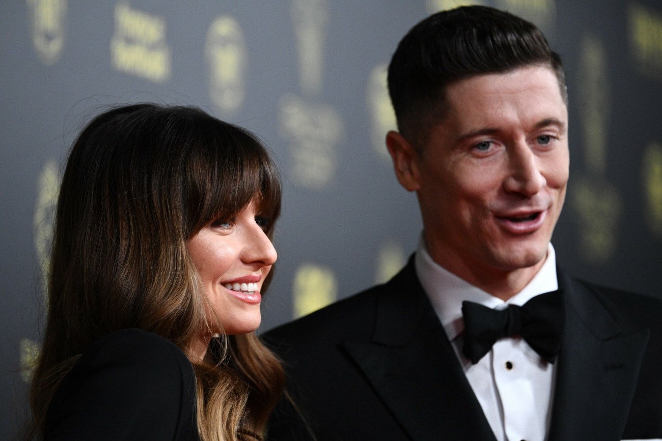 Państwo Lewandowscy prosto z Paryża pozdrowili internautów za pośrednictwem mediów społecznościowych Anny.