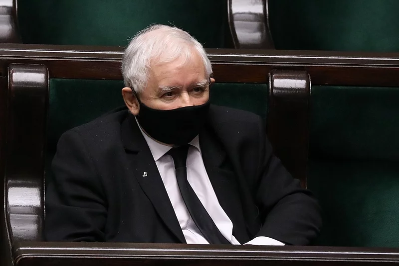 W sondażu przeprowadzonym dla DoRzeczy znów wygrało PiS. Co z opozycją?
