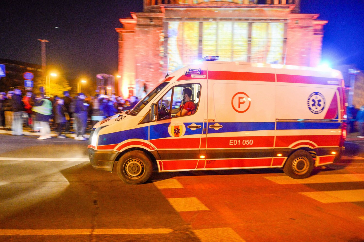 Płock. Na Rondzie Wojska Polskiego doszło do zderzenia ciężarówki i karetki.