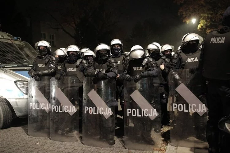 Marczak przekazał, że dwoje policjantów zostało rannych.