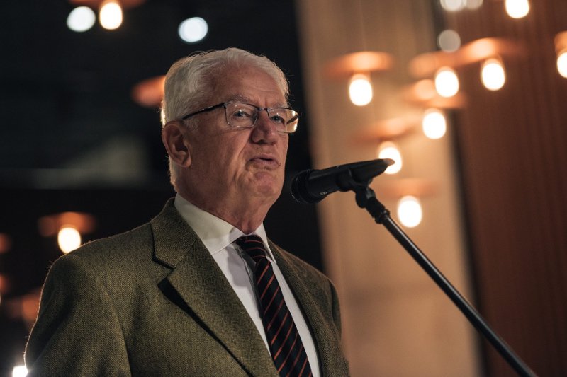 Krzysztof Wyszkowski pochwalił się wizytą w filharmonii. Na Twitterze napisał o "odcisku stanika i prześwicie w kroczu" u dyrygentki.