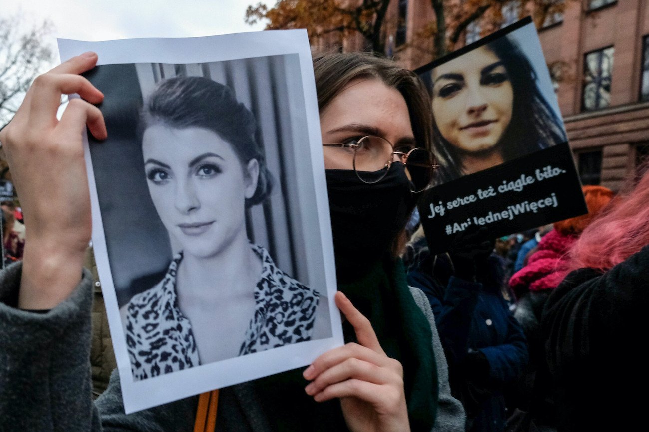 Marsz dla Izy z Pszczyny (06.11.2021). Kobieta zmarła w szpitalu nie doczekawszy niezbędnej pomocy lekarskiej. Zanim zmarła na sepsę alarmowała bliskich, że z powodu zakazu aborcji lekarze nie chcą przerwać jej ciąży.