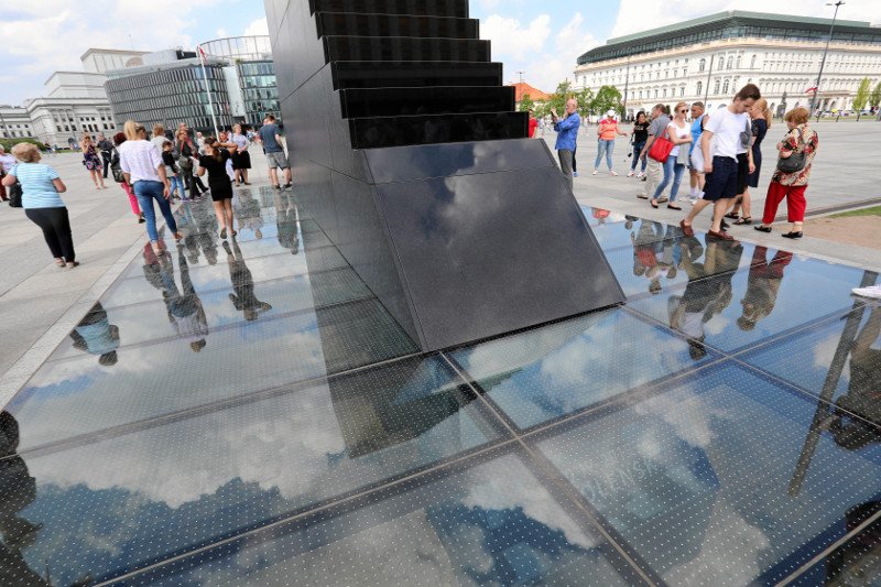 Pomnik smoleński jest całodobowo chroniony, ale możliwe, że komuś udało się na niego wejść. Policja zaprzecza.