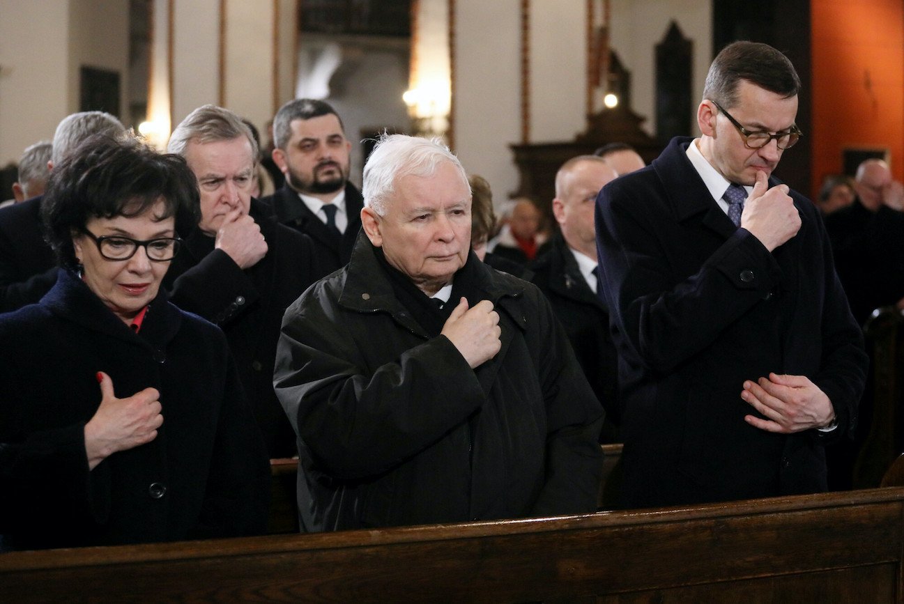 Marszałek Sejmu Elżbieta Witek, wicepremier ds. bezpieczeństwa Jarosław Kaczyński i premier Mateusz Morawiecki w świątyni rzymskokatolickiej.