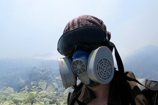 Grzegorz Gawlik zdobywa wulkany. Tu w masce gazowej na  Anak Krakatau w Indonezji