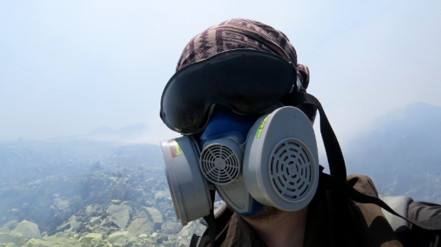 Grzegorz Gawlik zdobywa wulkany. Tu w masce gazowej na  Anak Krakatau w Indonezji