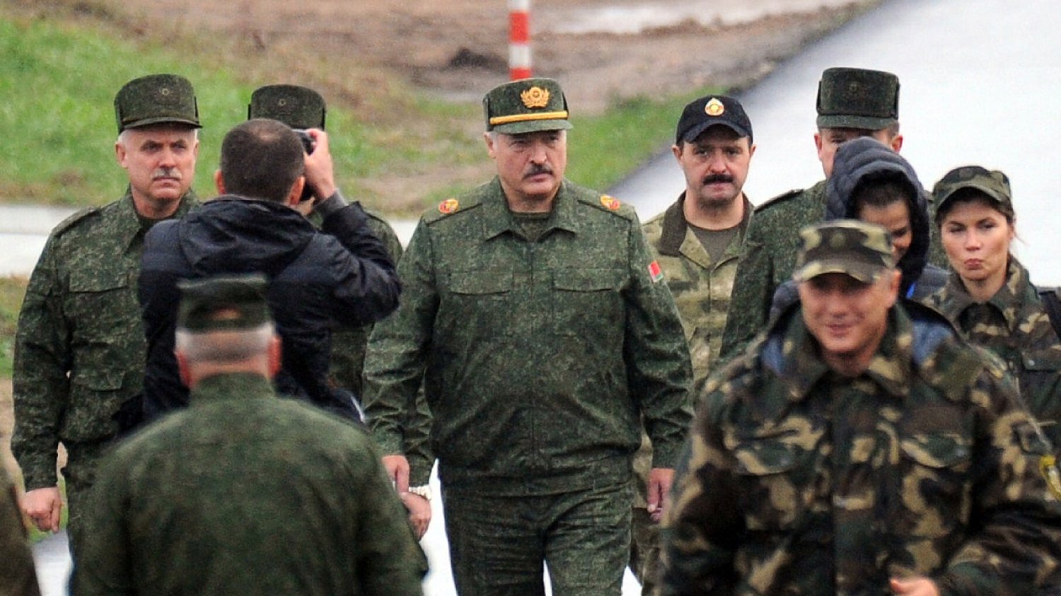 Alaksandr Łukaszenka w bazie wojskowej.