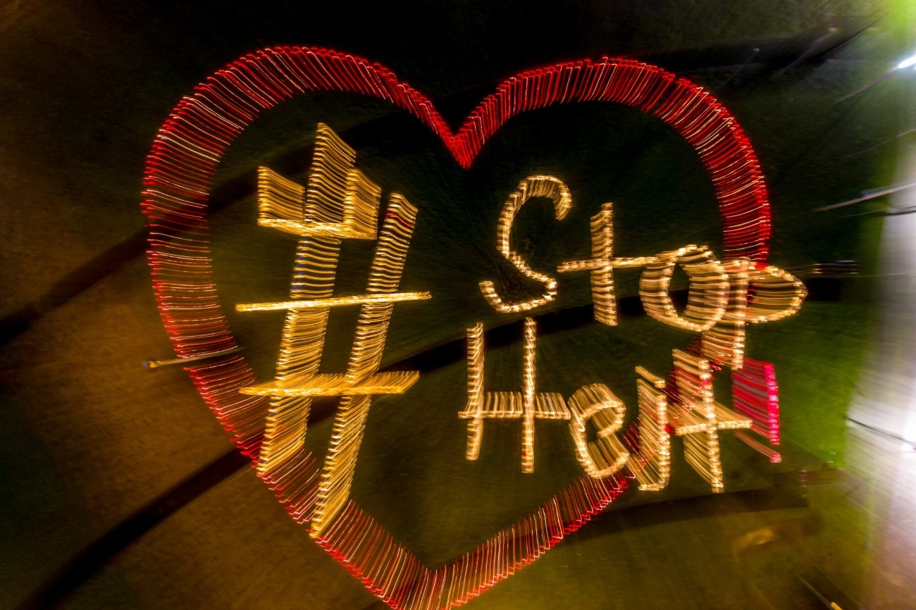 Gdańsk. Serce z napisem #StopHejt na Placu Solidarności w 4. rocznicę zamachu na Pawła Adamowicza.