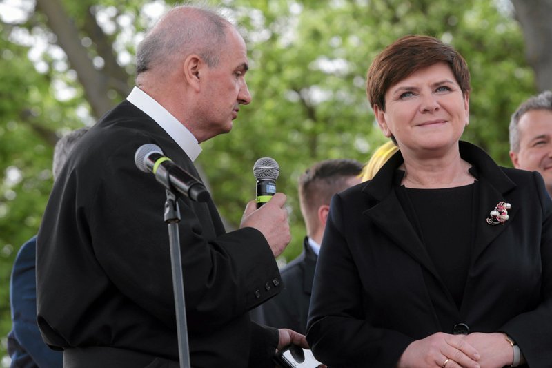 O. Jan Król, prawa ręka Tadeusza Rydzyka, często znajduje posłuch u rządzących. Teraz poskarżył się im na francuską firmę.