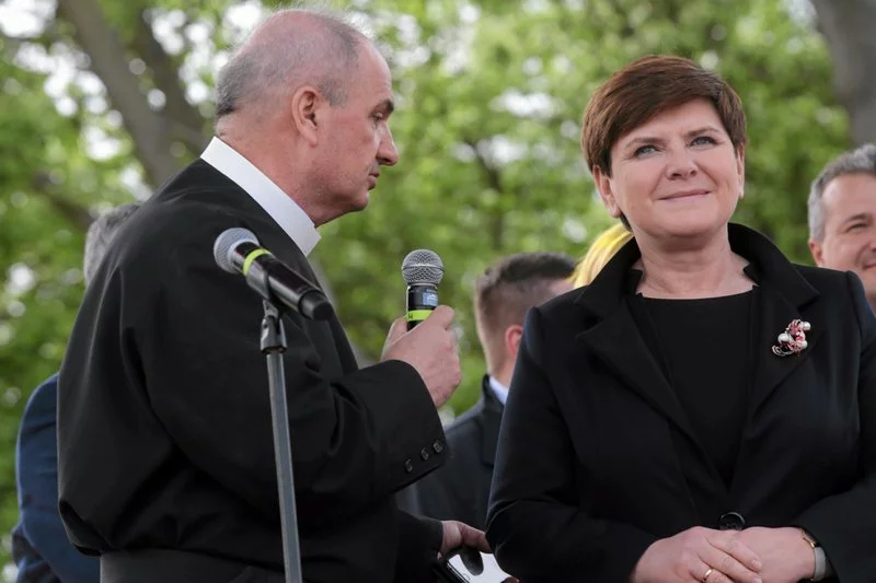 O. Jan Król, prawa ręka Tadeusza Rydzyka, często znajduje posłuch u rządzących. Teraz poskarżył się im na francuską firmę.