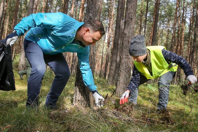 Andrzej Duda i Agata Kornhauser-Duda wzięli udział w akcji "sprzątaMY", w ramach której sprzątali lasy.