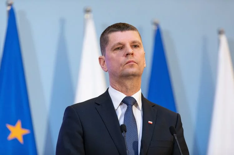 Piontkowski zapowiedział pomoc finansową dla szkół przy zakupie środków bezpieczeństwa. Minister edukacji narodowej Dariusz Piontkowski powiedział, że od września uczniowie wrócą do szkół.