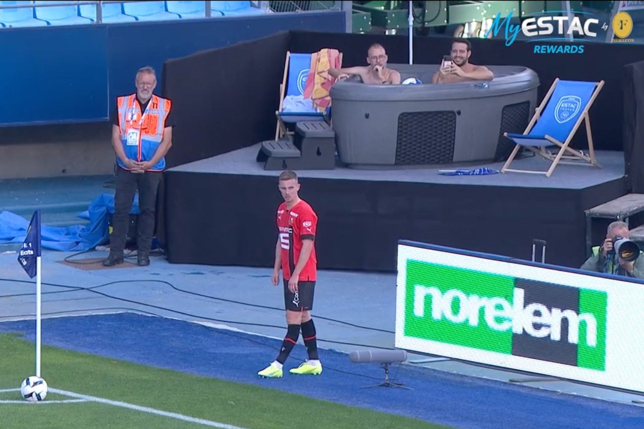 Dwóch fanów francuskiego Troyes obejrzało mecz swojego ukochanego zespołu prosto z jacuzzi.