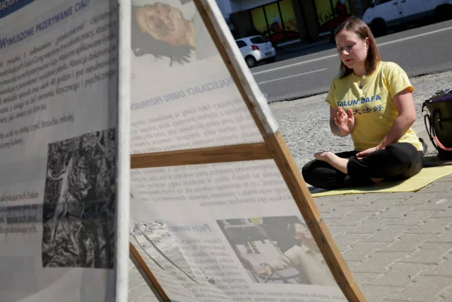 Niedzielny poranek przed chińską ambasadą