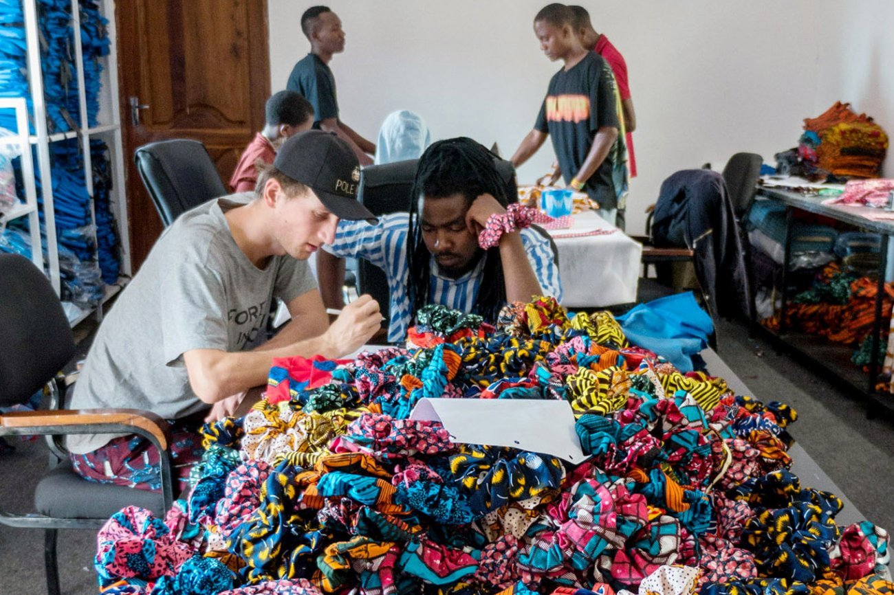 Michał i Innocent ustalają szczegóły zamówienia.